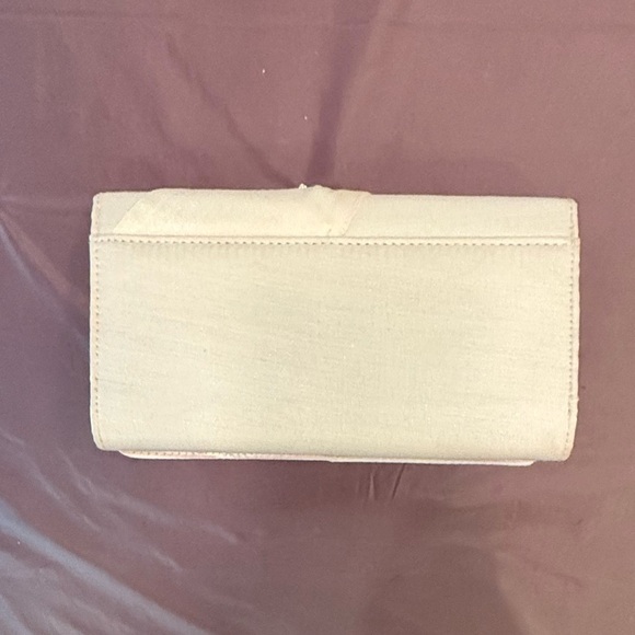 NWOT Nina Vintage Y2K Ivory/Gold Clutch w/ Bow Embellishment & Chain Strap - Picture 3 of 10